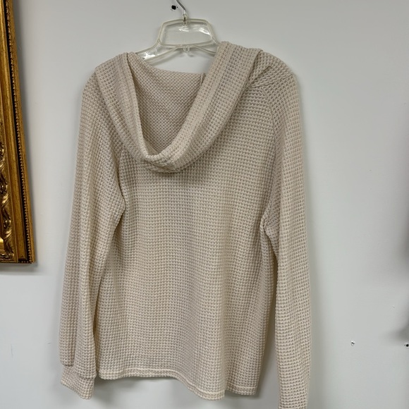 Beautiful white sweater Size M - Picture 2 of 2
